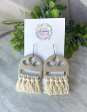 Load image into Gallery viewer, Tan Macrame Hooks
