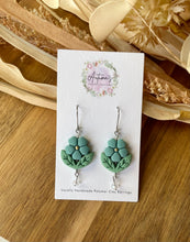 Load image into Gallery viewer, Blue Dainty Drop Beaded Flowers
